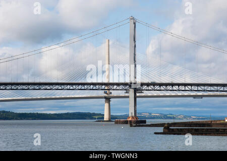 Les nouveaux et les anciens ponts routiers sur le Firth of Forth en Écosse. Banque D'Images