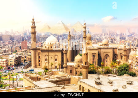 Le Mosque-Madrassa du Sultan Hassan et les pyramides à l'arrière-plan, vue magnifique sur Le Caire, Égypte. Banque D'Images