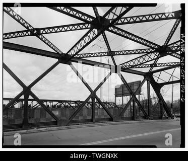 Du côté de la CHAUSSÉE DE TRUSS, VUE OUEST - pont de chemin de fer de la rue Ferry, Ferry Street sur New Haven Railroad, New Haven, dans le comté de New Haven, CT Banque D'Images