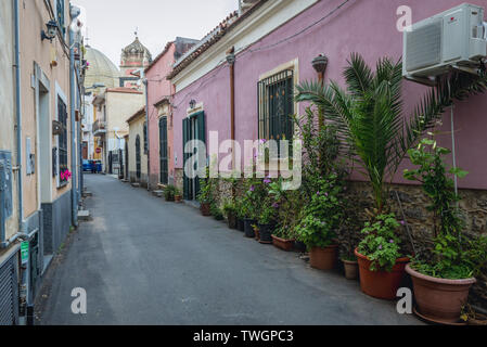 Rue étroite en Aci Castello italienne de l'agglomération de la ville de Catania sur l'île de Sicile en Italie Banque D'Images