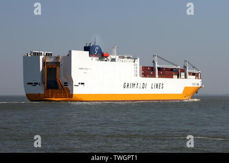 Il Ro-Ro cargo Grande Atlantico passe le 18 avril 2019 le port de Cuxhaven. Banque D'Images