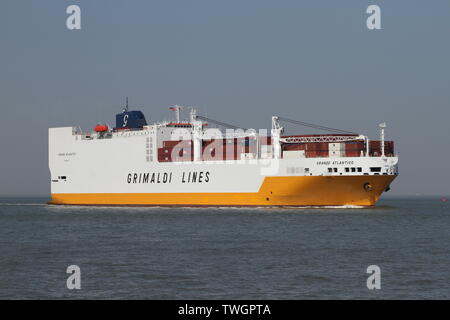 Il Ro-Ro cargo Grande Atlantico passe le 18 avril 2019 le port de Cuxhaven. Banque D'Images
