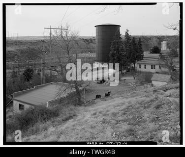 Toit DE DEUX-CALAGE GARAGE, le réservoir, chambre n° 16, le réservoir de secours en arrière-plan. Vue de sud. - La centrale hydroélectrique, sur la rive nord de la rivière Missouri, 2 miles au nord-est de Great Falls, et à la fin de la Route Arc-en-ciel, Great Falls, MT, Cascade Comté Banque D'Images