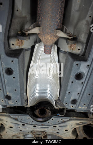 Toyota Prius, vol de catalyseur. Voir sous le véhicule d'une fosse d'inspection mécanique, indiquant l'emplacement des composants manquants ou endommagés. Banque D'Images