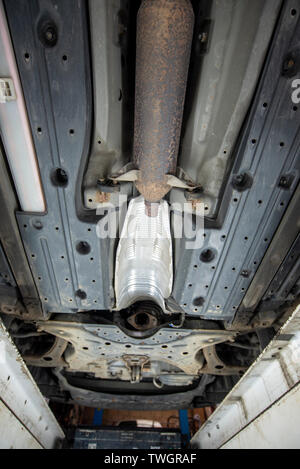 Toyota Prius Hybride 2010. Theives ont volé le catalyseur d'échappement par le dessous du véhicule. Droit d'inspection mécanique de la fosse. Banque D'Images