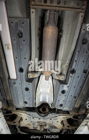 Toyota Prius hybride, volé Catalyseur. Sous le véhicule d'une fosse d'inspection mécanique, indiquant l'emplacement, manquantes et les composants endommagés. Banque D'Images
