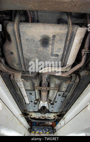 Toyota Prius Hybride 2010. Theives ont volé le catalyseur d'échappement par le dessous du véhicule. Droit d'inspection mécanique de la fosse. Banque D'Images