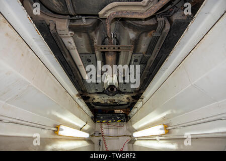 Toyota Prius hybride, volé Catalyseur. Sous le véhicule d'une fosse d'inspection mécanique, indiquant l'emplacement, manquantes et les composants endommagés. Banque D'Images