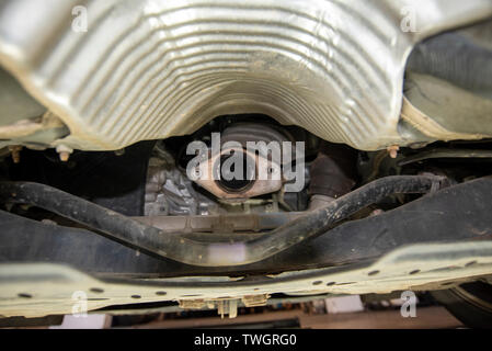 Toyota Prius, vol de catalyseur. Voir sous le véhicule d'une fosse d'inspection mécanique, indiquant l'emplacement des composants manquants ou endommagés. Banque D'Images