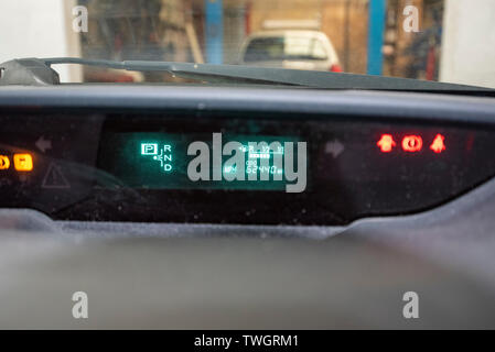 Toyota Prius, vol de catalyseur. À l'intérieur du véhicule. Banque D'Images