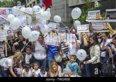 20 juin 2019 - Caracas, Venezuela - Miranda, pigeons blancs publié à la recherche de la liberté pour les prisonniers politiques. Ce jeudi, 20 juin, l'organisation pénale Foro a exigé la libération de tous les prisonniers politiques vénézuéliens, dans le contexte de la visite du Haut Commissaire aux droits de l'homme, Michelle Bachelet. L'activité a eu lieu dans les locaux du PNUD (Programme des Nations Unies pour le développement) siège à Los Palos Grandes, Caracas. Venezuela (crédit Image : © Jimmy Villalta/Zuma sur le fil) Banque D'Images