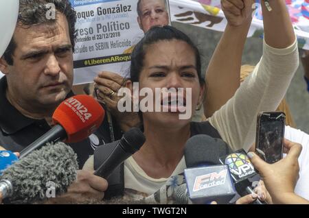 20 juin 2019 - Caracas, Venezuela - Miranda, femme de prisonnier politique vénézuélienne, parle de presse en protestation. Ce jeudi, 20 juin, l'organisation pénale Foro a exigé la libération de tous les prisonniers politiques vénézuéliens, dans le contexte de la visite du Haut Commissaire aux droits de l'homme, Michelle Bachelet. L'activité a eu lieu dans les locaux du PNUD (Programme des Nations Unies pour le développement) siège à Los Palos Grandes, Caracas. Venezuela (crédit Image : © Jimmy Villalta/Zuma sur le fil) Banque D'Images