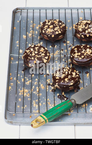 Beurre de cacahuètes enrobées de chocolat fait maison bicuits sablés. Round biscuits sablés au chocolat avec crème au beurre d'arachide au milieu Banque D'Images