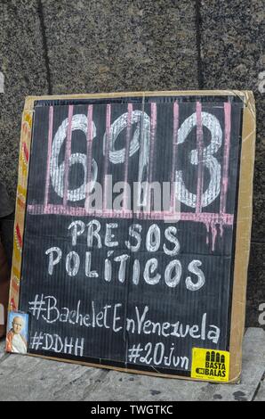 20 juin 2019 - Caracas, Venezuela, Miranda - un conseil qui dit : 693 prisonniers politiques n° BacheletenVenezuela. Ce jeudi, 20 juin, l'organisation pénale Foro a exigé la libération de tous les prisonniers politiques vénézuéliens, dans le contexte de la visite du Haut Commissaire aux droits de l'homme, Michelle Bachelet. L'activité a eu lieu dans les locaux du PNUD (Programme des Nations Unies pour le développement) siège à Los Palos Grandes, Caracas. Venezuela (crédit Image : © Jimmy Villalta/Zuma sur le fil) Banque D'Images