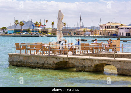 MALLORCA, ESPAGNE - 6 mai 2019 : restaurant en bord de mer à Port de Pollença (Puerto Pollença) de Majorque. Espagne Banque D'Images