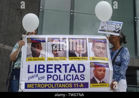 20 juin 2019 - Caracas, Venezuela - Miranda, proches de l'un des prisonniers politiques vénézuéliens à la protestation. Ce jeudi, 20 juin, l'organisation pénale Foro a exigé la libération de tous les prisonniers politiques vénézuéliens, dans le contexte de la visite du Haut Commissaire aux droits de l'homme, Michelle Bachelet. L'activité a eu lieu dans les locaux du PNUD (Programme des Nations Unies pour le développement) siège à Los Palos Grandes, Caracas. Venezuela (crédit Image : © Jimmy Villalta/Zuma sur le fil) Banque D'Images