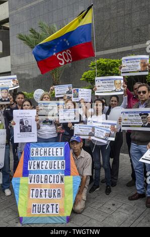 20 juin 2019 - Caracas, Venezuela - Miranda, proches de l'un des prisonniers politiques vénézuéliens à la protestation. Ce jeudi, 20 juin, l'organisation pénale Foro a exigé la libération de tous les prisonniers politiques vénézuéliens, dans le contexte de la visite du Haut Commissaire aux droits de l'homme, Michelle Bachelet. L'activité a eu lieu dans les locaux du PNUD (Programme des Nations Unies pour le développement) siège à Los Palos Grandes, Caracas. Venezuela (crédit Image : © Jimmy Villalta/Zuma sur le fil) Banque D'Images