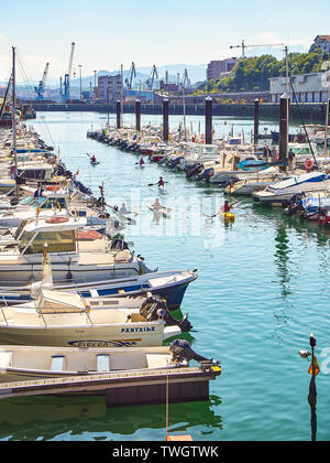 Enfants kayak dans la Muelle del Hospitalillo Trintxerpe, port d'un jour ensoleillé. Pasaia, Gipuzkoa, Pays Basque, Espagne. Banque D'Images