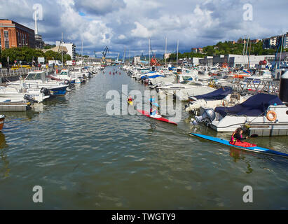 Enfants kayak dans la Muelle del Hospitalillo Trintxerpe, port d'un jour ensoleillé. Pasaia, Gipuzkoa, Pays Basque, Espagne. Banque D'Images