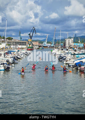 Enfants kayak dans la Muelle del Hospitalillo Trintxerpe, port d'un jour ensoleillé. Pasaia, Gipuzkoa, Pays Basque, Espagne. Banque D'Images