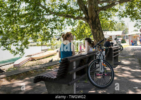 Belgrade, Serbie, 16 juin 2019 : Mère et fille assise sur un banc au bord du Danube promenade Riverside à Zemun Banque D'Images
