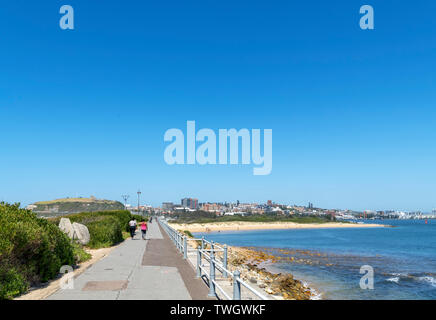 Porteur sur le chemin de retour à Nobbys Head vers la ville, plage de Nobbys, Newcastle, New South Wales, Australie Banque D'Images