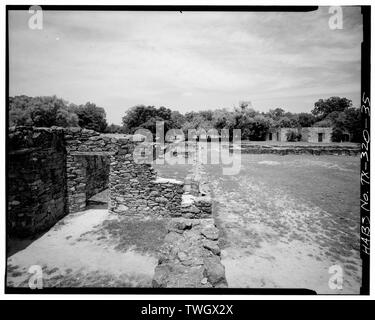 Ruines à paroi sud, à l'Ouest. La FONDATION À DROITE DANS L'ARRIÈRE-PLAN QUI A EU LIEU L'ANCIENNE ÉGLISE - Mission San Francisco de la Espada, Berg's Mill Communauté, San Antonio, Comté de Bexar, TX ; De Leon, Alonso Banque D'Images