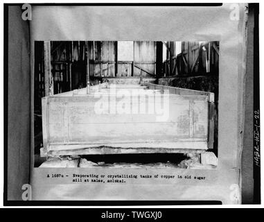 Moulin à Sucre Meyer RW- 1876-1889. Pan de sorgho. Fabriqué par John Nott et Co., Honolulu, Hawaii, 1878. Voir l'historique- vue, 1934, T.T. Collection Waterman Hawaiien, Association des planteurs de Sucre, Oahu, Hawaii. Voir à la fin de l'est vers le sorgho et l'intérieur du pan est de la chambre d'ébullition. Les murs et le compartiment de la finale pan de sorgho sont encore intacts. - R. W. Meyer Moulin à Sucre, la State Route 47, Kualapuu, comté de Maui, HI Banque D'Images