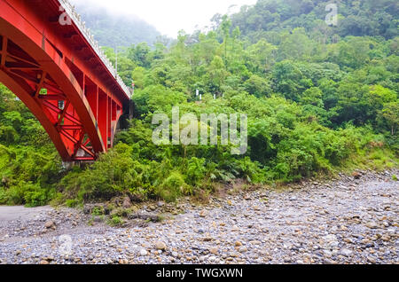 Pont sur la rivière Rouge lit dans le parc national de Taroko, à Taiwan. Gorge Taroko est une belle attraction naturelle. Les forêts vert tropical le long de la rivière. Brume, brouillard. Temps de pluie. L'humidité. Banque D'Images
