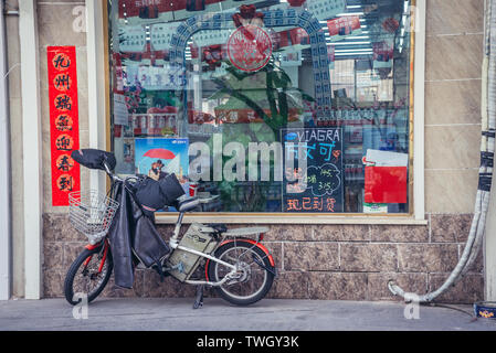Viagra signe sur une vitrine dans Beijing, Chine Banque D'Images