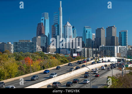 L' autoroute 76 sur le centre-ville de Philadelphie, en Pennsylvanie USA Banque D'Images