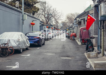 Dans la rue hutong traditionnel quartier résidentiel dans le district de Dongcheng, Beijing, Chine Banque D'Images