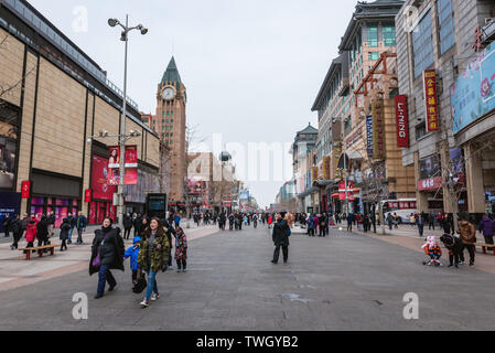 Dans la rue Wangfujing Dongcheng District de Beijing, Chine Banque D'Images