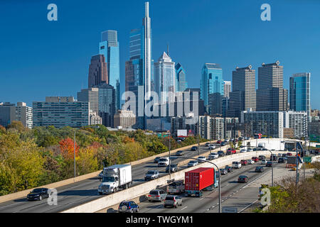 L' autoroute 76 sur le centre-ville de Philadelphie, en Pennsylvanie USA Banque D'Images