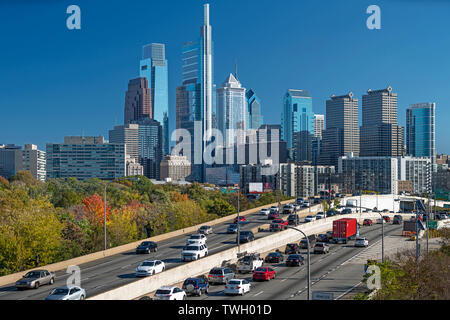 L' autoroute 76 sur le centre-ville de Philadelphie, en Pennsylvanie USA Banque D'Images