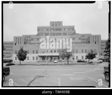 L'arrière (côté nord) - Fitzsimons General Hospital, l'hôpital principal de bâtiment, Charlie Kelly Boulevard, côté nord, à l'intersection de Sharon A. Lane Drive, Aurora, comté d'Adams, CO Banque D'Images