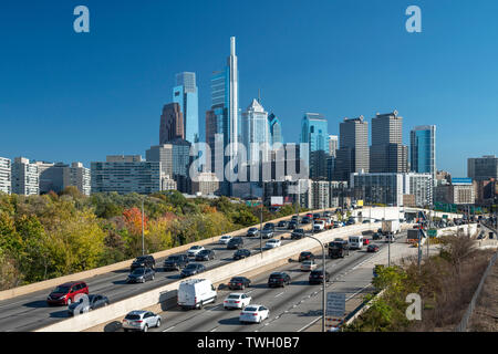 L' autoroute 76 sur le centre-ville de Philadelphie, en Pennsylvanie USA Banque D'Images