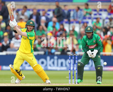 Nottingham, Royaume-Uni. 20 juin 2019. David Warner de l'Australie joue un shot comme wicketkeeper Mushfiqur Rahim du Bangladesh suit en Australie au cours de la v Le Bangladesh, l'ICC Cricket World Cup Match, à Trent Bridge, Nottingham, Angleterre. Credit : European Sports Agence photographique/Alamy Live News Banque D'Images