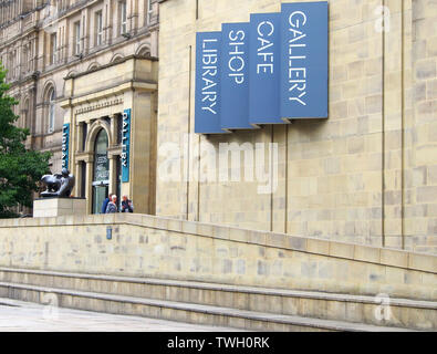 La statue de Henry Moore (bronze) et l'entrée de la galerie d'art de Leeds dans le Yorkshire, Angleterre, Royaume-Uni, intitulée femme inclinable : coude. Créé en 1981. Banque D'Images