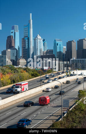 L' autoroute 76 sur le centre-ville de Philadelphie, en Pennsylvanie USA Banque D'Images