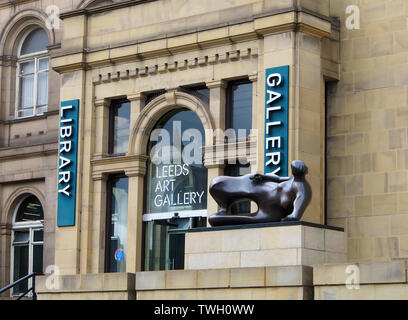 Henry Moore statue (bronze) l'extérieur de l'entrée de la galerie d'Art de Leeds, dans le Yorkshire, Angleterre, Royaume-Uni, intitulé Femme allongée : coude. Créé en 1981. Banque D'Images