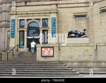 Henry Moore statue (bronze) l'extérieur de l'entrée de la galerie d'Art de Leeds, dans le Yorkshire, Angleterre, Royaume-Uni, intitulé Femme allongée : coude. Créé en 1981. Banque D'Images