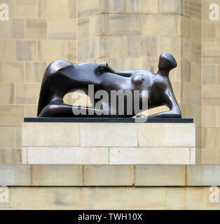 Henry Moore statue (bronze) l'extérieur de l'entrée de la galerie d'Art de Leeds, dans le Yorkshire, Angleterre, Royaume-Uni, intitulé Femme allongée : coude. Créé en 1981. Banque D'Images