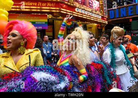 New York, États-Unis, 20 juin 2019. Drag Queens effectuer la plus longue plume boa à 1,2 kilomètres après qu'il a été certifié par le Guinness World Records . L'événement a été organisé par Ripley's croyez le ou non ! Et Madame Tussauds en célébration de la WorldPride et pour commémorer le 50e anniversaire de la Révolte de Stonewall. Credit : Enrique Shore/Alamy Live News Banque D'Images