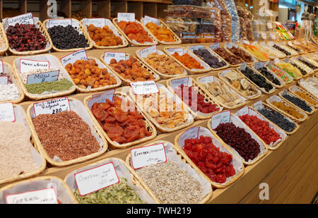 Les fruits séchés, les haricots et les écrous sur la durée du marché de rue Banque D'Images