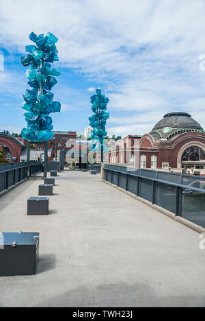 Vue ouest sur le pont enjambant le verre de 705 en direction de la gare Union et la Washington State History Museum à Tacoma, Washington. Banque D'Images