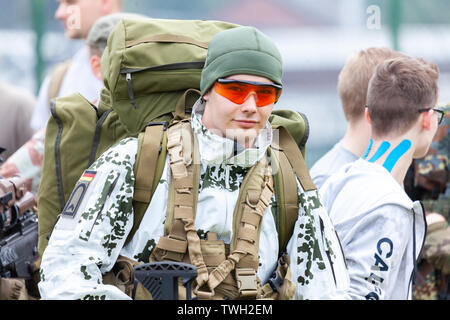 AUGUSTDORF / ALLEMAGNE - 15 juin 2019 : la montagne allemande trooper dans camouflage neige au jour de la Bundeswehr en 2019. Banque D'Images