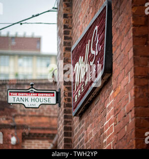 La pluie tombe sur le moulin, St. Signe de la brasserie sur le réservoir dans la maison Lanre Distillery District de Toronto, Ontario, Canada. Banque D'Images