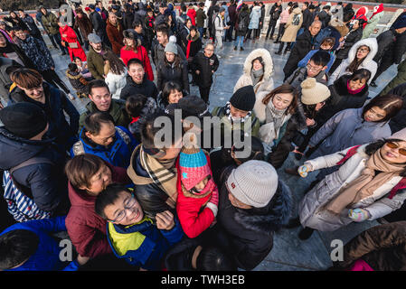 Les touristes essayant d'étape sur le point central du monticule circulaire autel appelé coeur de ciel dans le Temple du Ciel à Beijing, Chine Banque D'Images