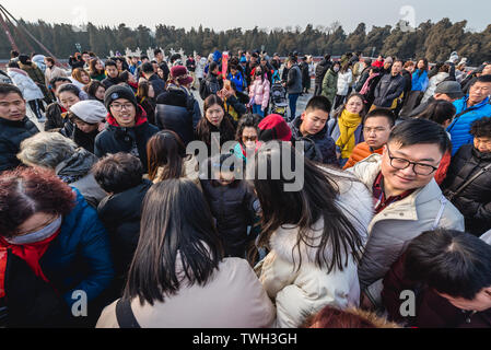 Les touristes essayant d'étape sur le point central du monticule circulaire autel appelé coeur de ciel dans le Temple du Ciel à Beijing, Chine Banque D'Images